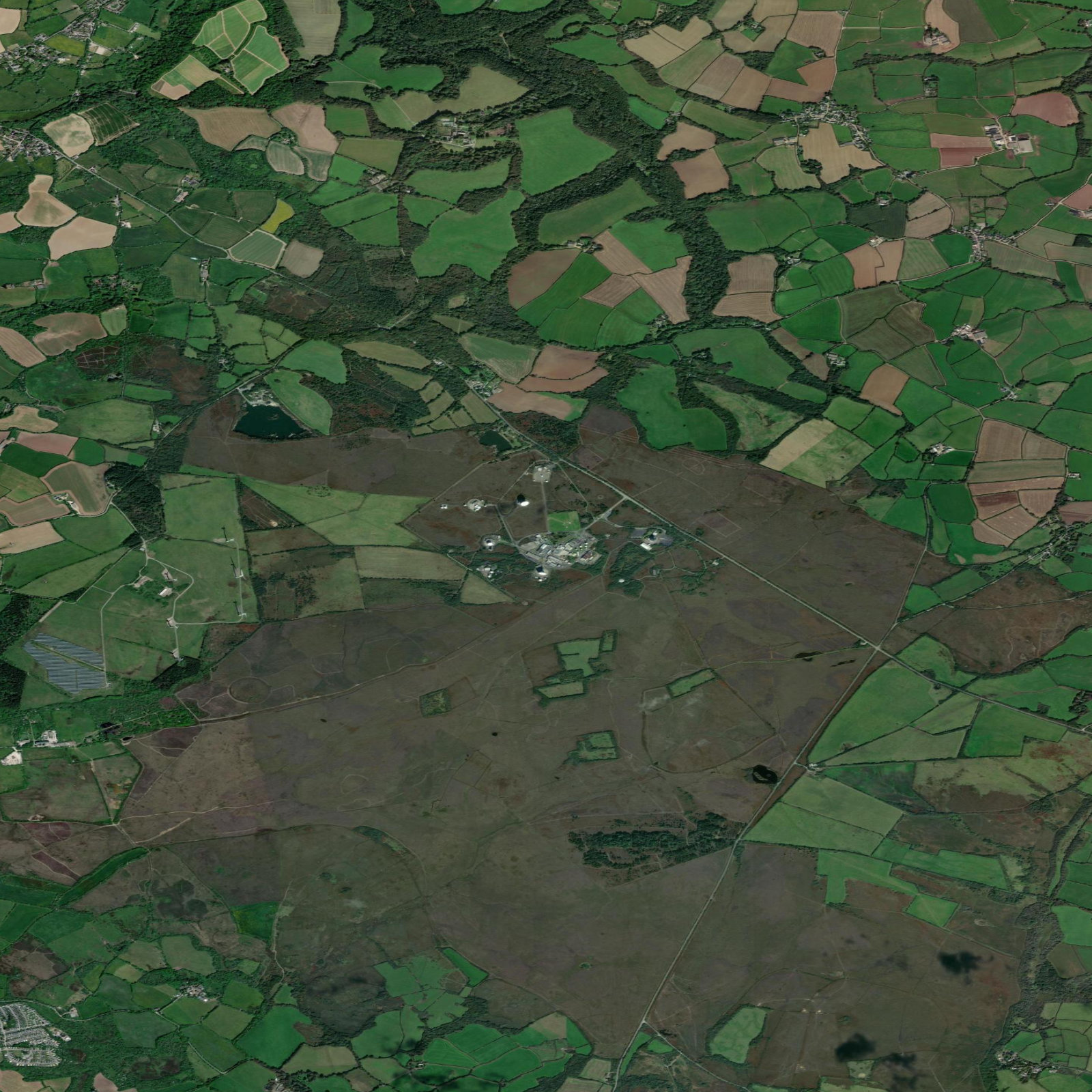 A large satellite earth station with parabolic antennas, the kind of ground gateway that anchors a mobile-satellite network.
